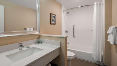 Ένα μπάνιο στο Best Western Hampshire Inn & Suites