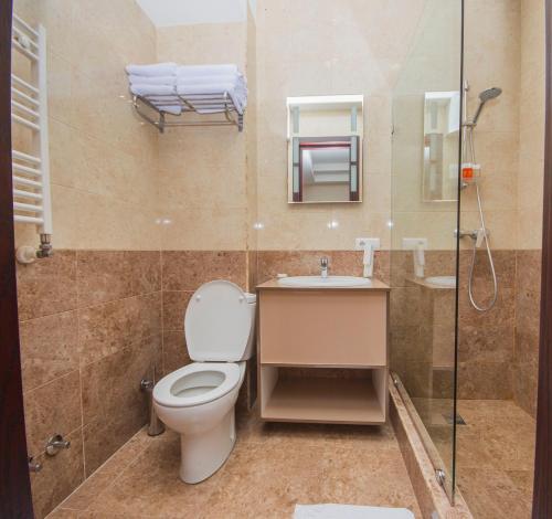 A bathroom at Marionn Hotel