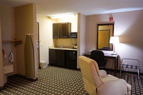 Η κουζίνα ή μικρή κουζίνα στο Quality Inn & Suites Watertown