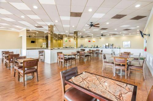 a restaurant with tables and chairs and a bar at Quality Inn Roanoke Airport in Roanoke