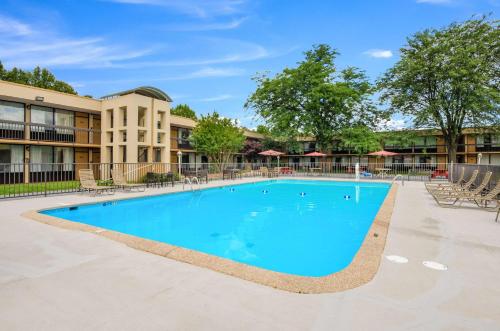 a large swimming pool in front of a building at Quality Inn Roanoke Airport in Roanoke