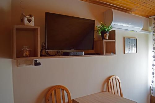 Televisyen dan/atau pusat hiburan di Tündérfátyol vendégház