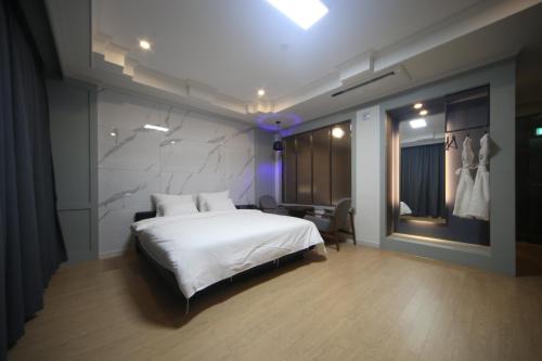 Postel nebo postele na pokoji v ubytování Bestie Hotel