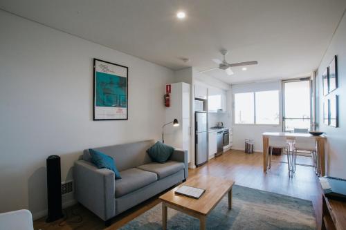 Ruang duduk di Canal Rocks Beachfront Apartments