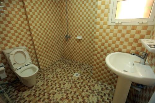 Bathroom sa Al Dhiyafa Palace Hotel Apartments قصر الضيافة للشقق الفندقية