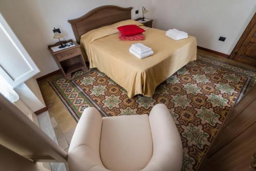 una persona guarda in alto una camera con un letto di Casa Lucia a Castelbuono