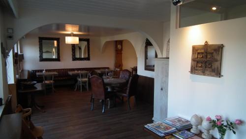 a restaurant with a dining room with tables and chairs at Hotel Café del Maar in Schalkenmehren