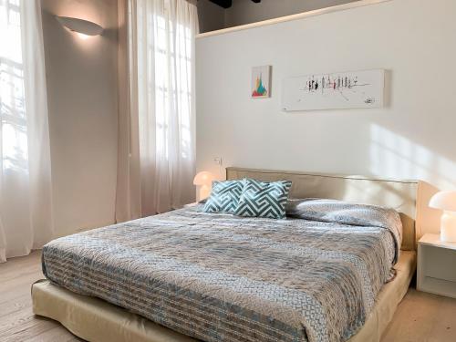 - une chambre avec un lit et une couverture dans l'établissement LuxRent Apartment Castello, à Turin