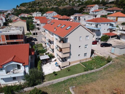 Albatros Apartment with Private Garden,Trogir