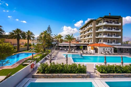 una imagen de la piscina del complejo en Petousis Hotel & Suites en Amoudara Herakliou