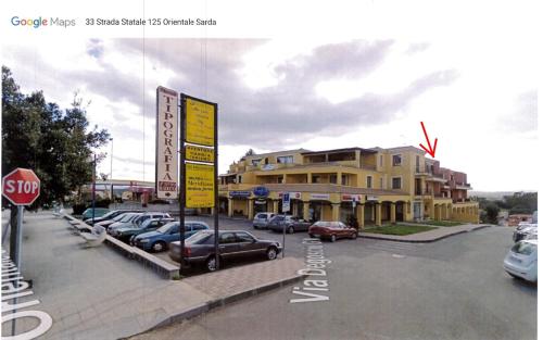 アルツァケーナにあるAppartamento ad Arzachenaの建物の前に車を停めた駐車場