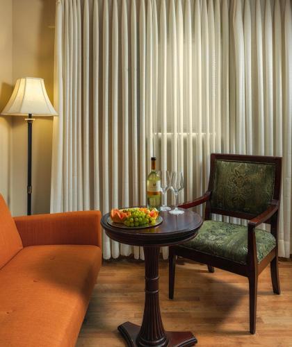 a living room with a table with a bowl of fruit at Europa 1917 in Tiberias