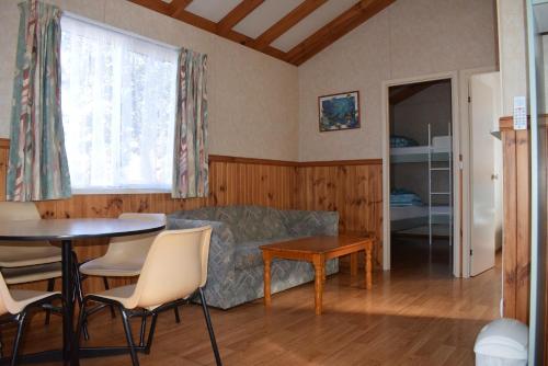 Χώρος καθιστικού στο Bega Caravan Park