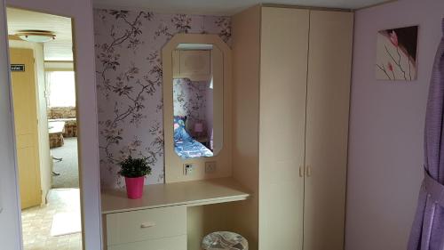 a dressing room with a mirror and a cabinet at Bolęcińskie Zacisze- NOCLEGI, okolice Zator in Bolęcin