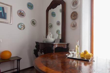 a dining room with a wooden table and a mirror at Ca' de Capun in Manarola