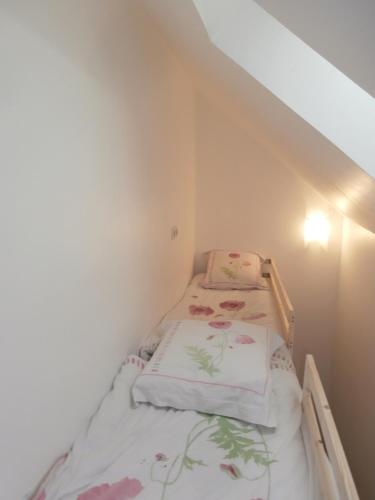 a small bedroom with two beds in the attic at 1 appartement 2 chambres plus salon ,3 appartements rénovés , NETFLIX, lits faits à votre arrivée, serviettes de toilette, Ménage, Wifi, en hyper centre ,Plage à 190m, BOX à Vélos, paiement 3 fois sans frais, prix tout compris in Dieppe