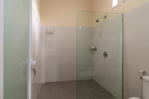 Ванная комната в Adhi Jaya Suite
