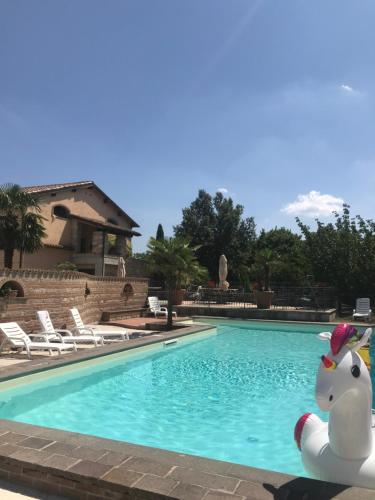 una piscina con un caballo de juguete en el agua en Residenza Le Querce Bilocale, en Fossato di Vico