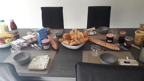 - une table avec un bol de nourriture et de collations dans l'établissement La halte chambre chez l habitant, à Bonnes