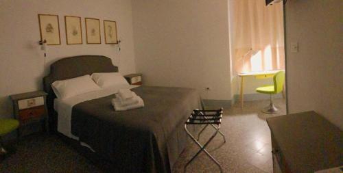 een slaapkamer met een bed met twee handdoeken erop bij Torre Tresca 2 in Bari