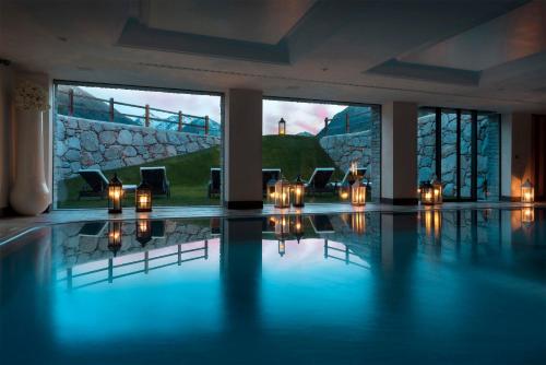 einen Pool mit Kerzen und Lichtern in einem Gebäude in der Unterkunft Hotel Lac Salin Spa & Mountain Resort in Livigno