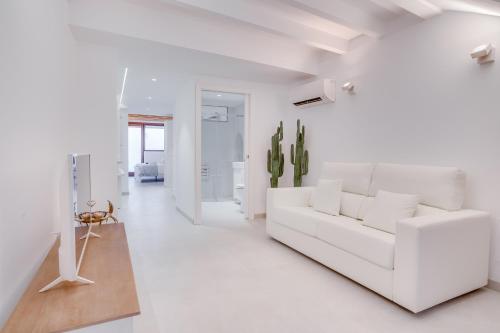 a white living room with a white couch at Urban Suites Palma - Turismo de Interior in Palma de Mallorca
