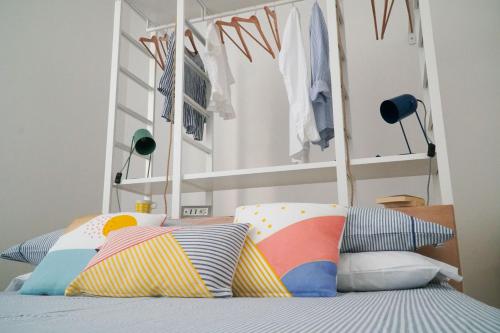 Un dormitorio con una cama con almohadas encima. en Casa Marinin, en Sestri Levante