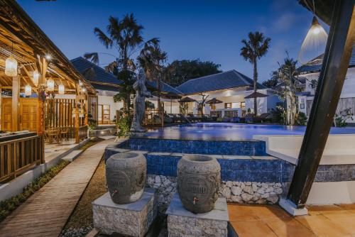 - une vue sur l'extérieur d'une villa avec une piscine dans l'établissement LGood Lembongan Island Villas, à Nusa Lembongan