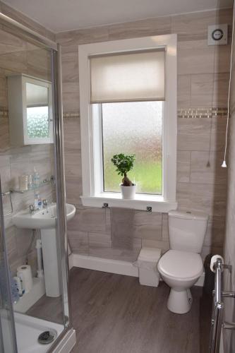 baño con aseo y lavabo y ventana en Musselburgh / Edinburgh near QM Uni (30), en Fisherrow