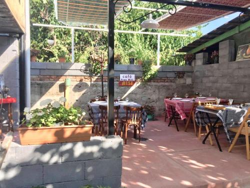 Reštaurácia alebo iné gastronomické zariadenie v ubytovaní Guesthouse AISI in Lagodekhi
