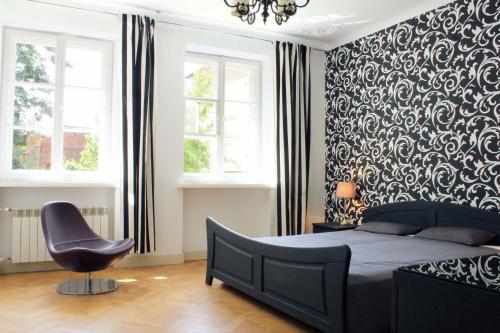 a bedroom with a black and white patterned wall at PiwnaEU in Warsaw