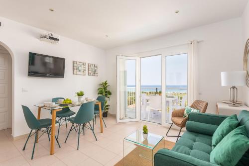 A television and/or entertainment centre at Apartamentos Sunsets