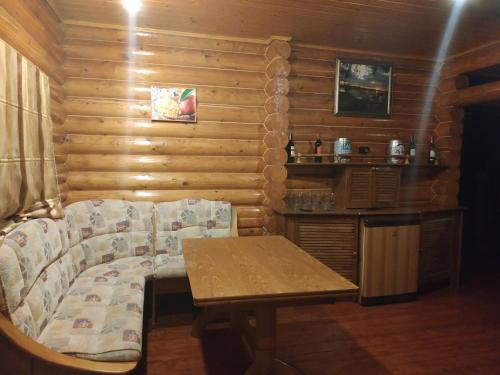 ein Wohnzimmer mit einem Sofa und einem Tisch in der Unterkunft Villa Mango in Wylkowe