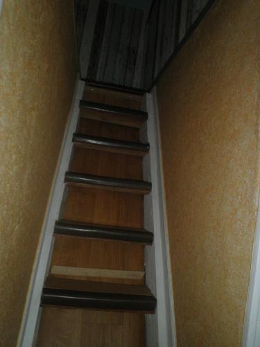 a stair case in a room with wooden floors at gîte le voyageur in Tours-en-Vimeu