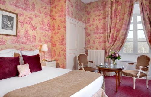 une chambre avec un lit, une table et une fenêtre dans l'établissement Château De Beauvois - La Maison Younan, à Saint-Étienne-de-Chigny