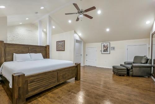 una camera con letto, sedia e ventilatore a soffitto di Modern 4BR Penthouse in Downtown by Hosteeva a New Orleans