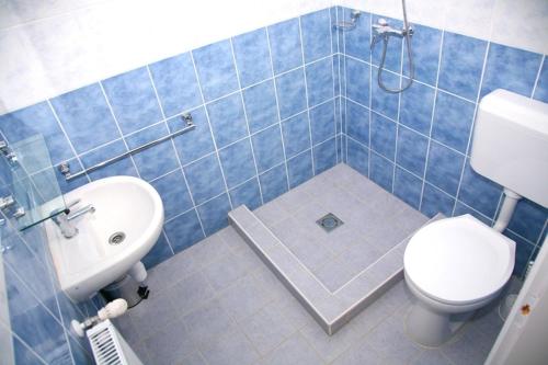 A bathroom at Sárkány Apartman, Sárkány Wellness és Gyógyfürdő