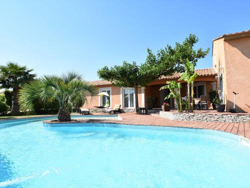 uma grande piscina em frente a uma casa em Luxury holiday home with private pool em Rodilhan