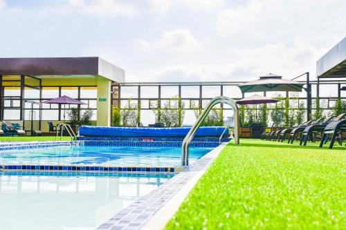 a swimming pool with chairs and umbrellas at Verona Hotel and Conference Center in Ruiru