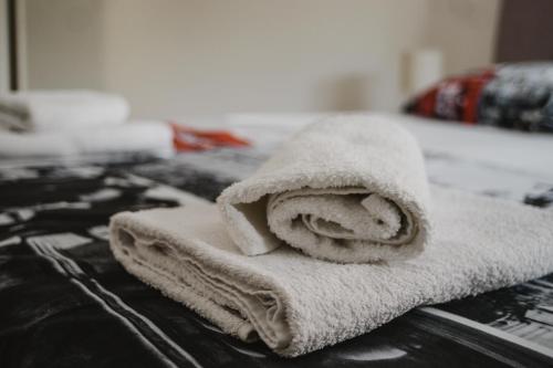 stos ręczników leżący na łóżku w obiekcie Apartment Andreja, Opatija city center w mieście Opatija