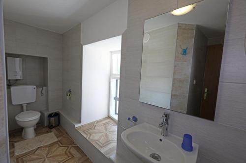 ODEON Apartment And Rooms tesisinde bir banyo