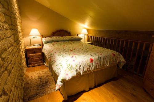 1 dormitorio con 1 cama y mesita de noche con lámpara en The Retreat, Clematis cottages, Stamford, en Stamford