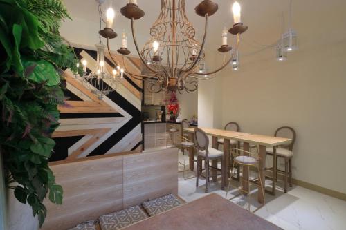 a dining room with a table and a chandelier at 花蓮雲朵朵民宿 電梯附停車場 in Jian