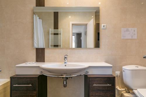 A bathroom at Gran Via 1.2 by Forever Rentals