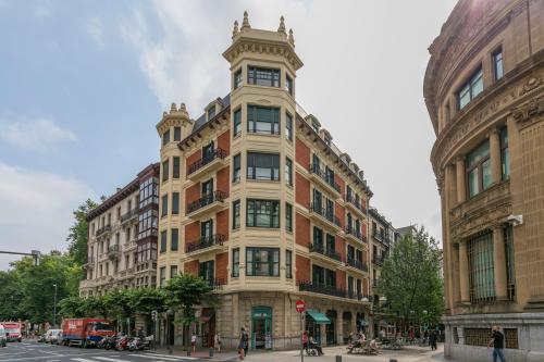 Gran Via 3 by Forever Rentals