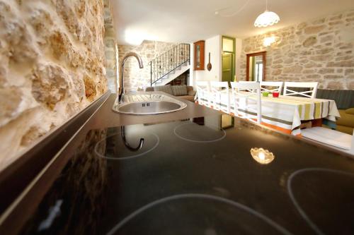 een badkamer met 2 wastafels in een stenen muur bij Villa Kamena in Bibinje