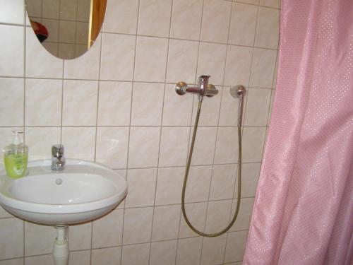 a bathroom with a sink and a shower at Kipi-Koovi Holiday Centre in Kipi