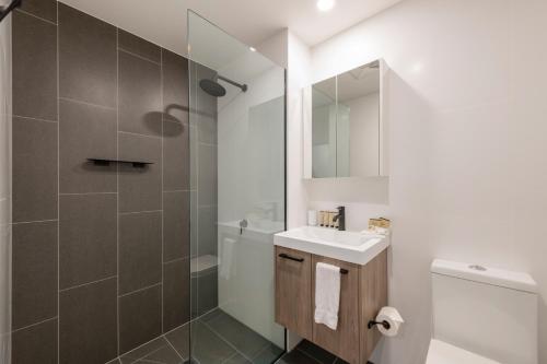 A bathroom at Astra Apartments Newcastle (Broadmeadow)