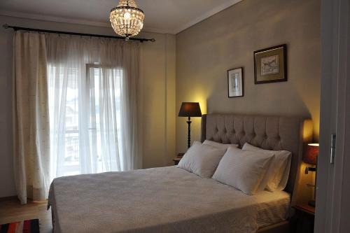 Säng eller sängar i ett rum på Unique flat of refined luxury and splendid views.
