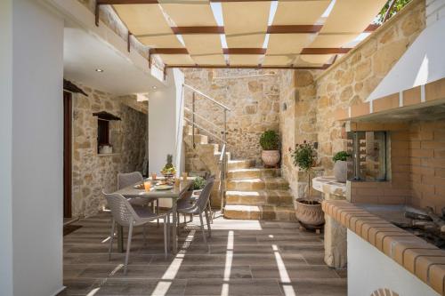 a kitchen and dining room with a table and chairs at Doro Villas in Drapaniás